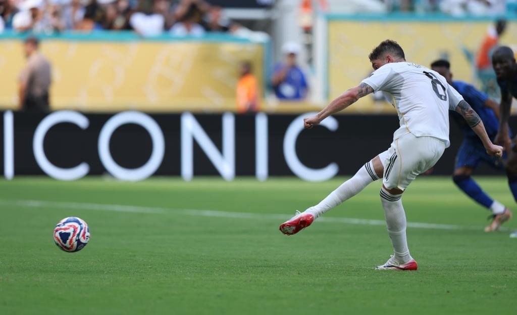 高校体育专业男生练习沙坑跳远，跳出7.28米好成绩#跳远